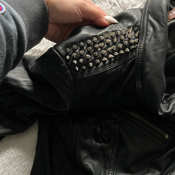 Genuine Danier leather hand spiked shoulders. - Picture 4 of 5